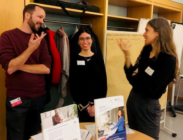 Marco Schrage vom Projekt Budgetkompetenz, Arbeitsexpertin Merve Gürses und Lea Mattern von der BAG UB.