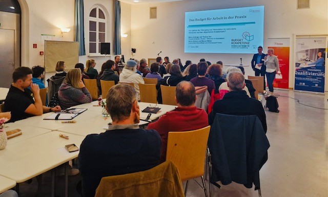 Das Publikum von hinten fotografiert.