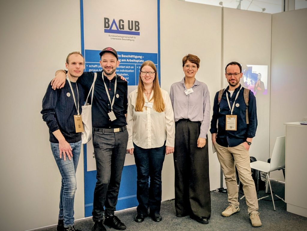 Wiederum eine Gruppe vor dem Stand der BAG UB.